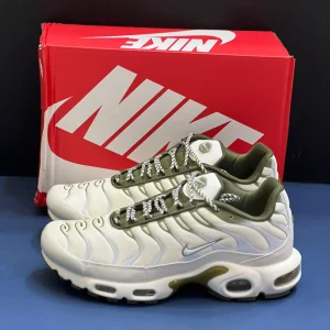 کتونی نایکی تی ان ایرمکس پلاس فانتوم کارگو خاکی با مش و TPU زیتونی در پس‌زمینه روشن