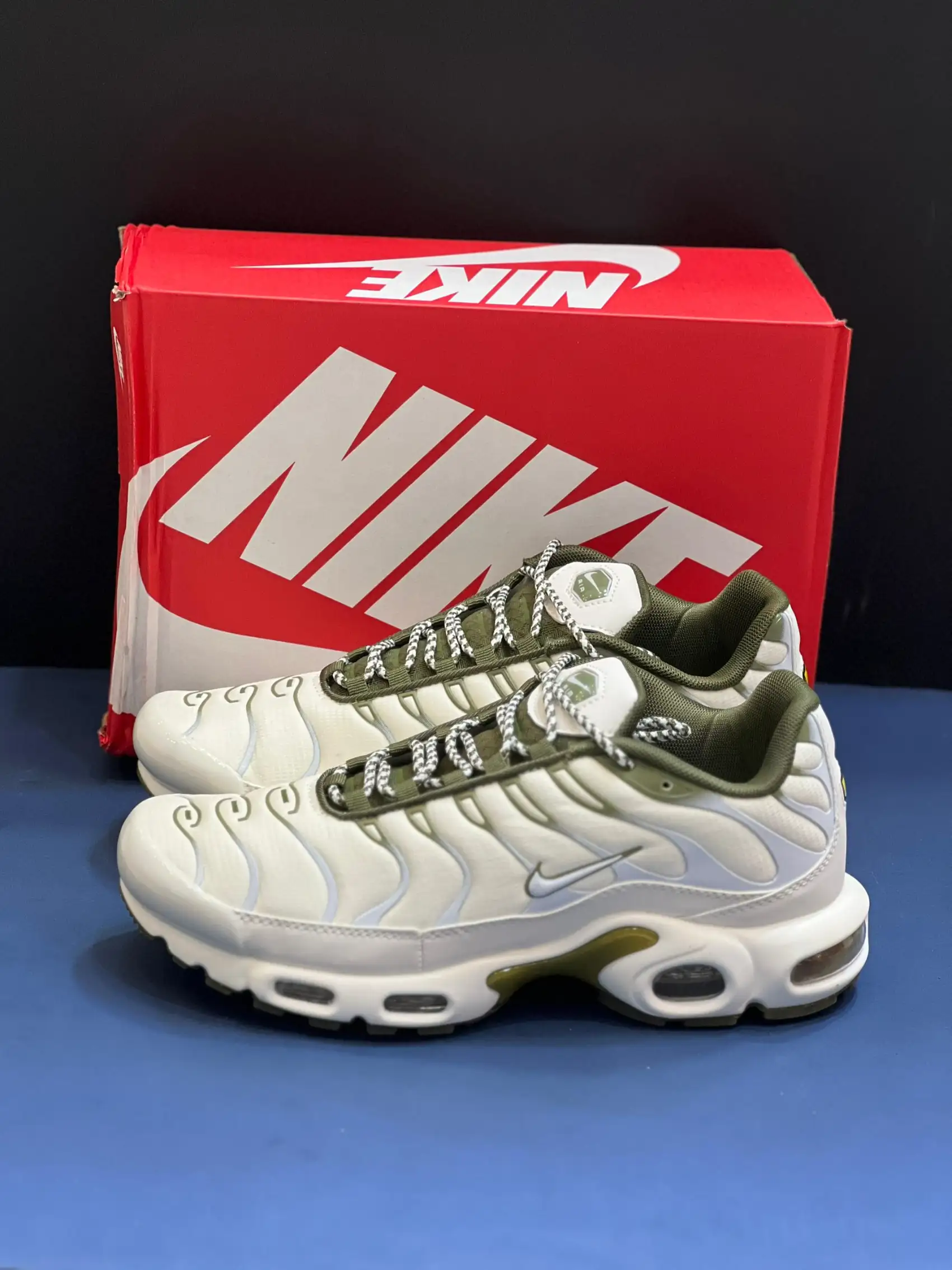 Nike-Air-max-tn (8) کتونی نایکی تی ان ایرمکس پلاس فانتوم کارگو خاکی با مش و TPU زیتونی در پسزمینه روشن