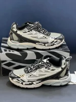 کتونی آف وایت بی رایت بک خاکستری مشکی با مش و چرم مصنوعی در پسزمینه روشن