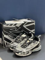 کتونی آف وایت بی رایت بک خاکستری مشکی با مش و چرم مصنوعی در پسزمینه روشن