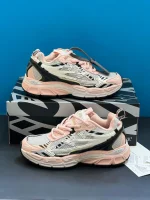 کتونی آف وایت بی رایت بک خاکستری صورتی با مش، جیر و زیپ‌تای نارنجی تو پس‌زمینه روشن