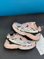 کتونی آف وایت بی رایت بک خاکستری صورتی با مش، جیر و زیپ‌تای نارنجی تو پس‌زمینه روشن