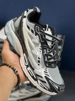 کتونی آف وایت بی رایت بک خاکستری مشکی با مش و چرم مصنوعی در پسزمینه روشن