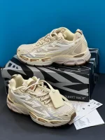 کتونی آف وایت بی رایت بک صورتی قهوهای روشن با مش و جیر و زیپتای نارنجی تو پسزمینه روشن