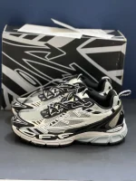 کتونی آف وایت بی رایت بک خاکستری مشکی با مش و چرم مصنوعی در پسزمینه روشن