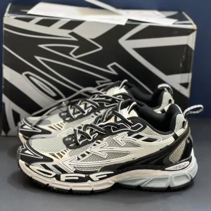 کتونی آف وایت بی رایت بک خاکستری مشکی با مش و چرم مصنوعی در پس‌زمینه روشن