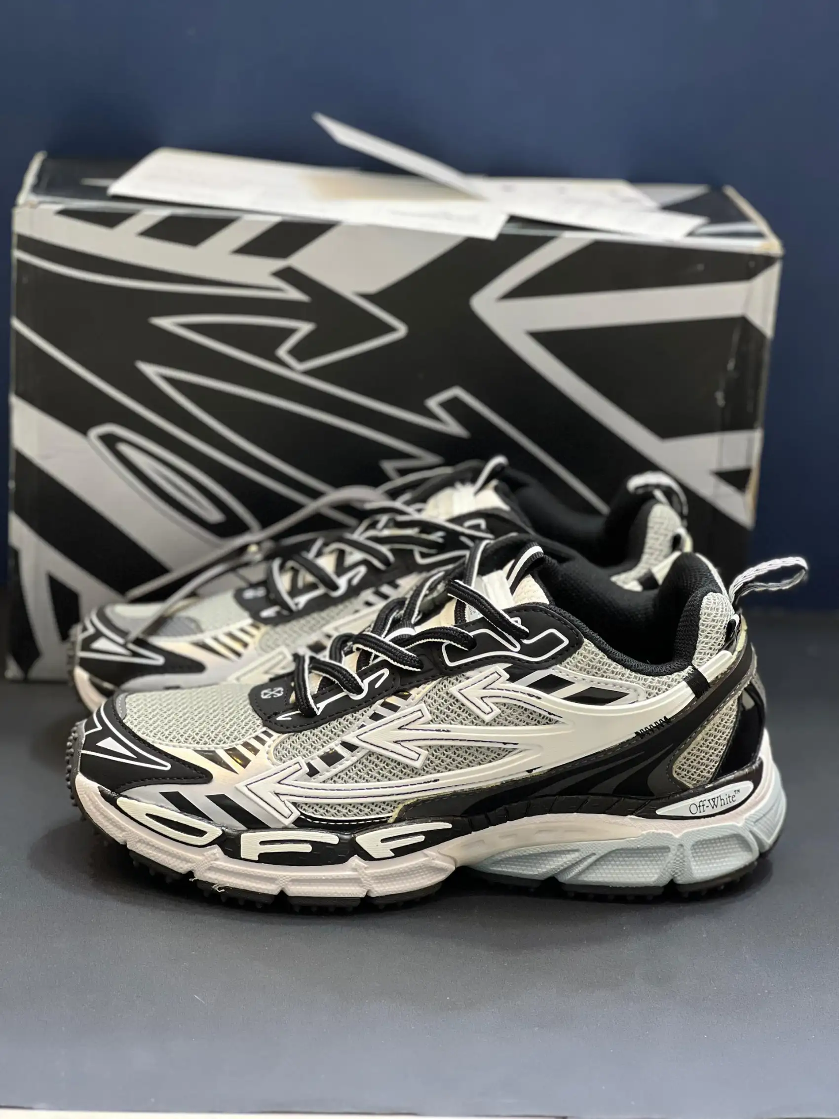 Off-White-Be-Right-Back (19) کتونی آف وایت بی رایت بک خاکستری مشکی با مش و چرم مصنوعی در پسزمینه روشن