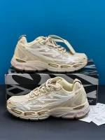 کتونی آف وایت بی رایت بک صورتی قهوهای روشن با مش و جیر و زیپتای نارنجی تو پسزمینه روشن