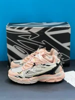 کتونی آف وایت بی رایت بک خاکستری صورتی با مش، جیر و زیپ‌تای نارنجی تو پس‌زمینه روشن