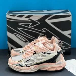 کتونی آف وایت بی رایت بک خاکستری صورتی با مش، جیر و زیپ‌تای نارنجی تو پس‌زمینه روشن