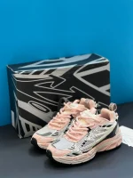 کتونی آف وایت بی رایت بک خاکستری صورتی با مش، جیر و زیپ‌تای نارنجی تو پس‌زمینه روشن