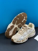 کتونی آف وایت بی رایت بک صورتی قهوهای روشن با مش و جیر و زیپتای نارنجی تو پسزمینه روشن