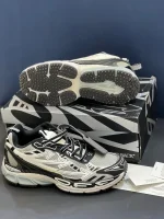 کتونی آف وایت بی رایت بک خاکستری مشکی با مش و چرم مصنوعی در پسزمینه روشن