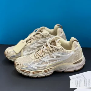 کتونی آف وایت بی رایت بک صورتی قهوه‌ای روشن با مش و جیر و زیپ‌تای نارنجی تو پس‌زمینه روشن