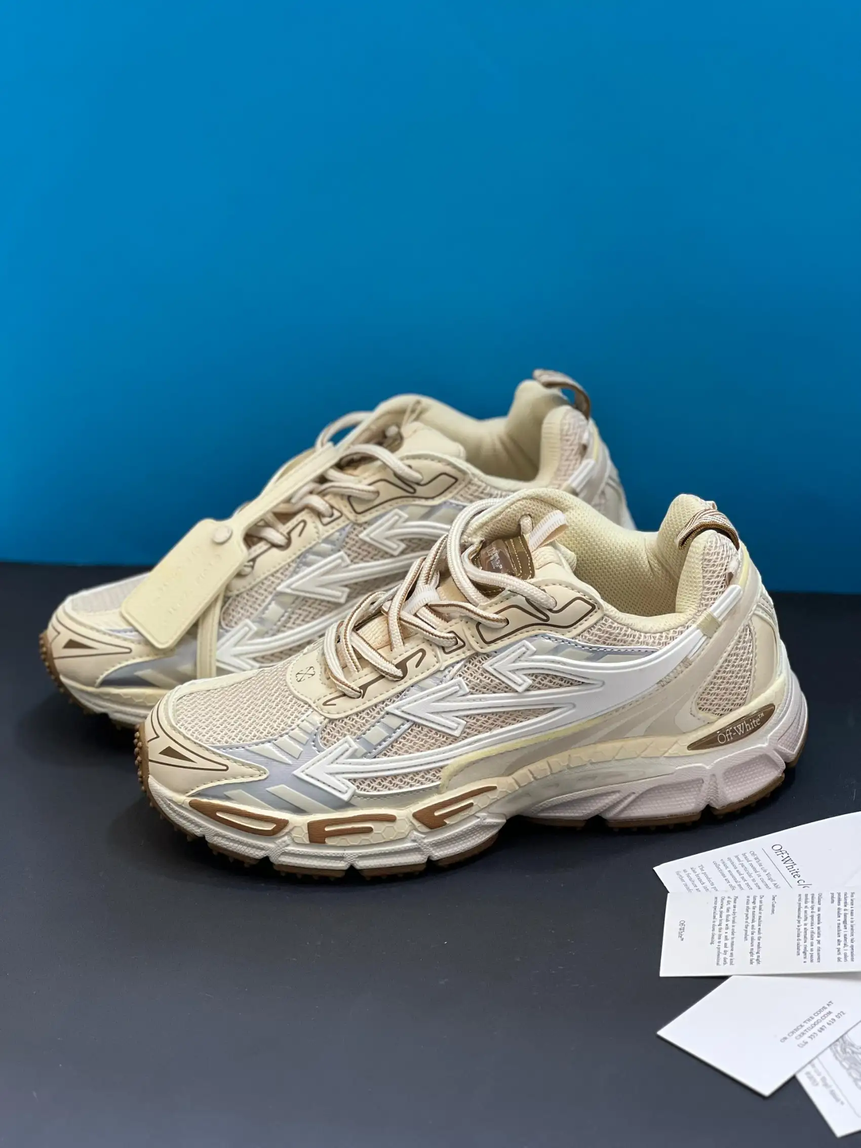 Off-White-Be-Right-Back (9) کتونی آف وایت بی رایت بک صورتی قهوهای روشن با مش و جیر و زیپتای نارنجی تو پسزمینه روشن