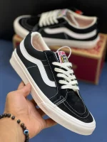 کتونی ونس مشکی Sk8-Low با چرم جیر و کانواس در پسزمینه روشن