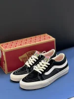 کتونی ونس مشکی Sk8-Low با چرم جیر و کانواس در پس‌زمینه روشن