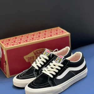 کتونی ونس مشکی Sk8-Low با چرم جیر و کانواس در پس‌زمینه روشن