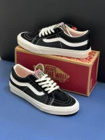 کتونی ونس مشکی Sk8-Low با چرم جیر و کانواس در پسزمینه روشن