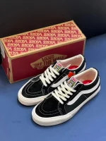 کتونی ونس مشکی Sk8-Low با چرم جیر و کانواس در پسزمینه روشن