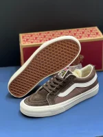 کتونی ونس قهوهای Sk8-Low با چرم جیر و کانواس در پسزمینه روشن