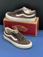 کتونی ونس قهوهای Sk8-Low با چرم جیر و کانواس در پسزمینه روشن