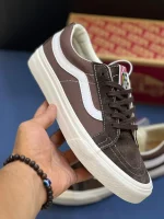 کتونی ونس قهوهای Sk8-Low با چرم جیر و کانواس در پسزمینه روشن