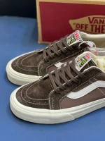 کتونی ونس قهوهای Sk8-Low با چرم جیر و کانواس در پسزمینه روشن