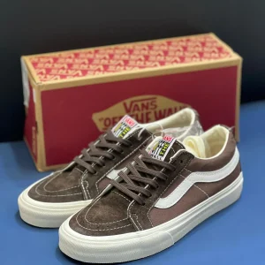 کتونی ونس قهوه‌ای Sk8-Low با چرم جیر و کانواس در پس‌زمینه روشن