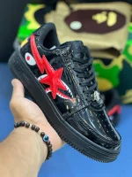 کتونی بیپ شارک فیس مشکی با طرح کوسه قرمز و سفید در پسزمینه روشن