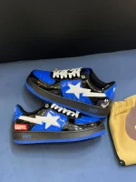 کتونی بیپ مارول ونوم آبی و مشکی با جزئیات سفید و لوگوی مارول در پسزمینه روشن