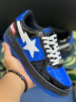 کتونی بیپ مارول ونوم آبی و مشکی با جزئیات سفید و لوگوی مارول در پسزمینه روشن