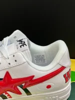 کتونی بیپ شارک فیس سفید با طرح کوسه قرمز و مشکی در پسزمینه روشن