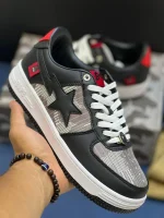 کتونی بیپ هیوگو مشکی با چرم براق و لوگوی نقرهای در پسزمینه روشن