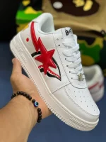 کتونی بیپ شارک فیس سفید با طرح کوسه قرمز و مشکی در پسزمینه روشن