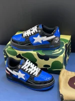 کتونی بیپ مارول ونوم آبی و مشکی با جزئیات سفید و لوگوی مارول در پسزمینه روشن