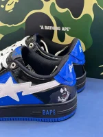 کتونی بیپ مارول ونوم آبی و مشکی با جزئیات سفید و لوگوی مارول در پسزمینه روشن