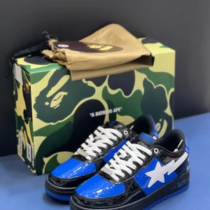 کتونی بیپ مارول ونوم آبی و مشکی با جزئیات سفید و لوگوی مارول در پس‌زمینه روشن