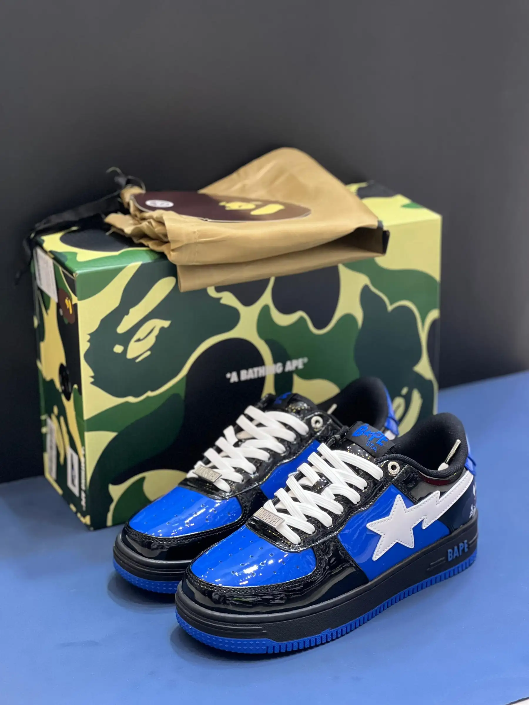 a-bathing-ape-bape-sta (24) کتونی بیپ مارول ونوم آبی و مشکی با جزئیات سفید و لوگوی مارول در پسزمینه روشن