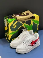 کتونی بیپ شارک فیس سفید با طرح کوسه قرمز و مشکی در پسزمینه روشن