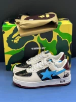 کتونی بیپ مارول راکت راکون بژ و مشکی با جزئیات آبی و قهوه‌ای در پس‌زمینه روشن