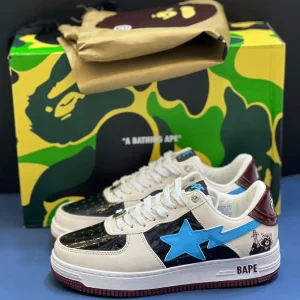 کتونی بیپ مارول راکت راکون بژ و مشکی با جزئیات آبی و قهوه‌ای در پس‌زمینه روشن