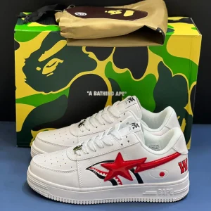 کتونی بیپ شارک فیس سفید با طرح کوسه قرمز و مشکی در پس‌زمینه روشن