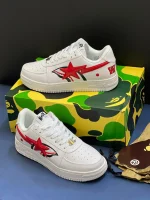 کتونی بیپ شارک فیس سفید با طرح کوسه قرمز و مشکی در پسزمینه روشن