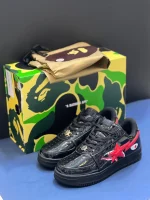 کتونی بیپ شارک فیس مشکی با طرح کوسه قرمز و سفید در پسزمینه روشن