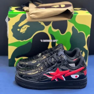 کتونی بیپ شارک فیس مشکی با طرح کوسه قرمز و سفید در پس‌زمینه روشن