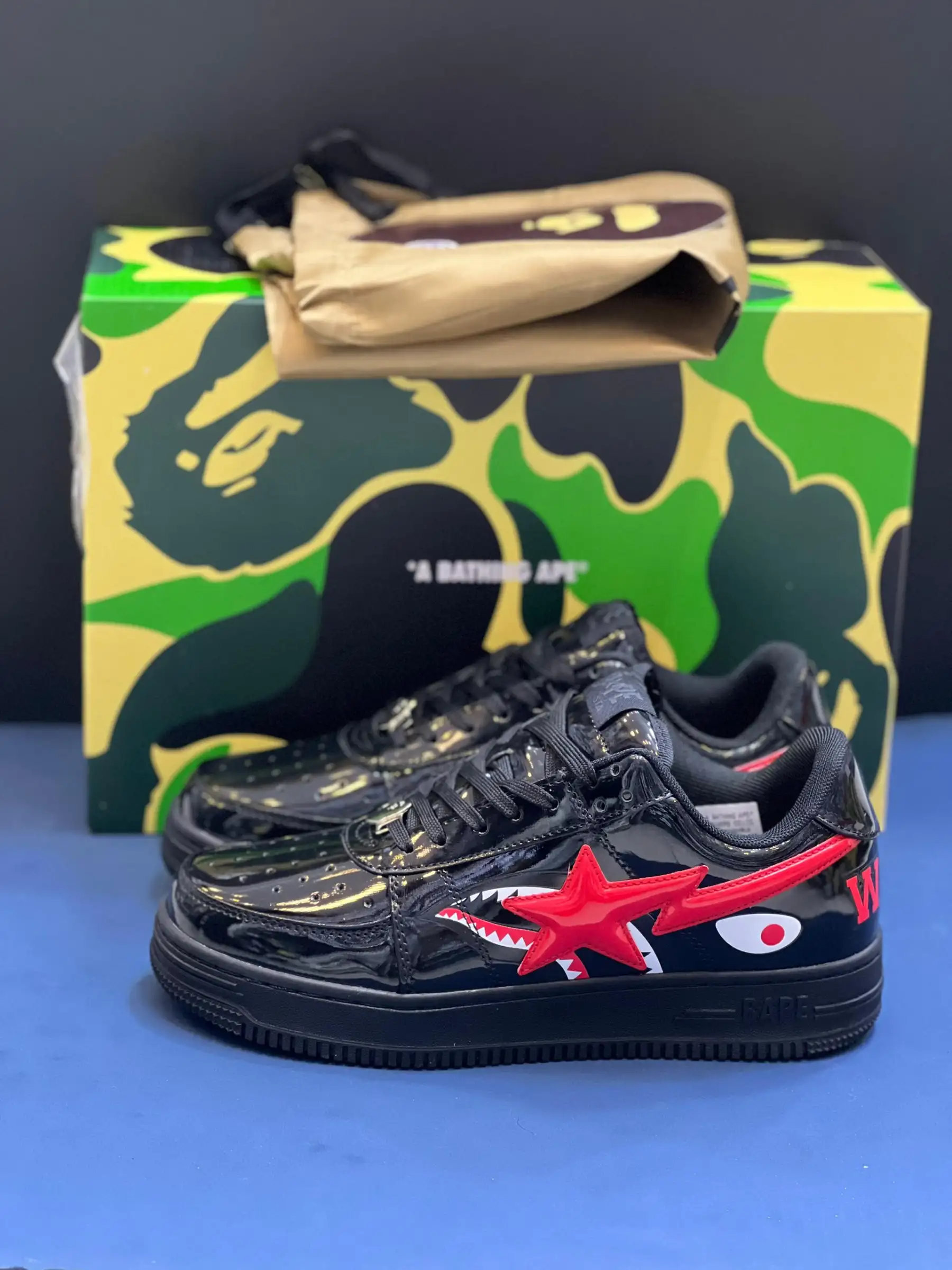 a-bathing-ape-bape-sta (7) کتونی بیپ شارک فیس مشکی با طرح کوسه قرمز و سفید در پسزمینه روشن