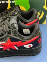 کتونی بیپ شارک فیس مشکی با طرح کوسه قرمز و سفید در پسزمینه روشن