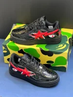 کتونی بیپ شارک فیس مشکی با طرح کوسه قرمز و سفید در پسزمینه روشن