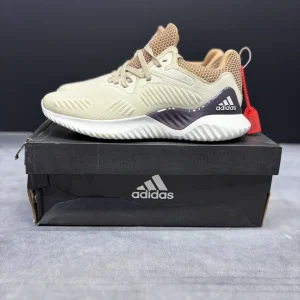 کتونی آدیداس آلفابانس بیاند کرم با مش کرم و زیره BOUNCE™ در پس‌زمینه روشن